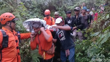 Tim SAR mengevakuasi pendaki yang pingsan saat mendaki Gunung Agung, Karangasem, Bali, Sabtu (18/7/2026). (Dok. Basarnas Karangasem)