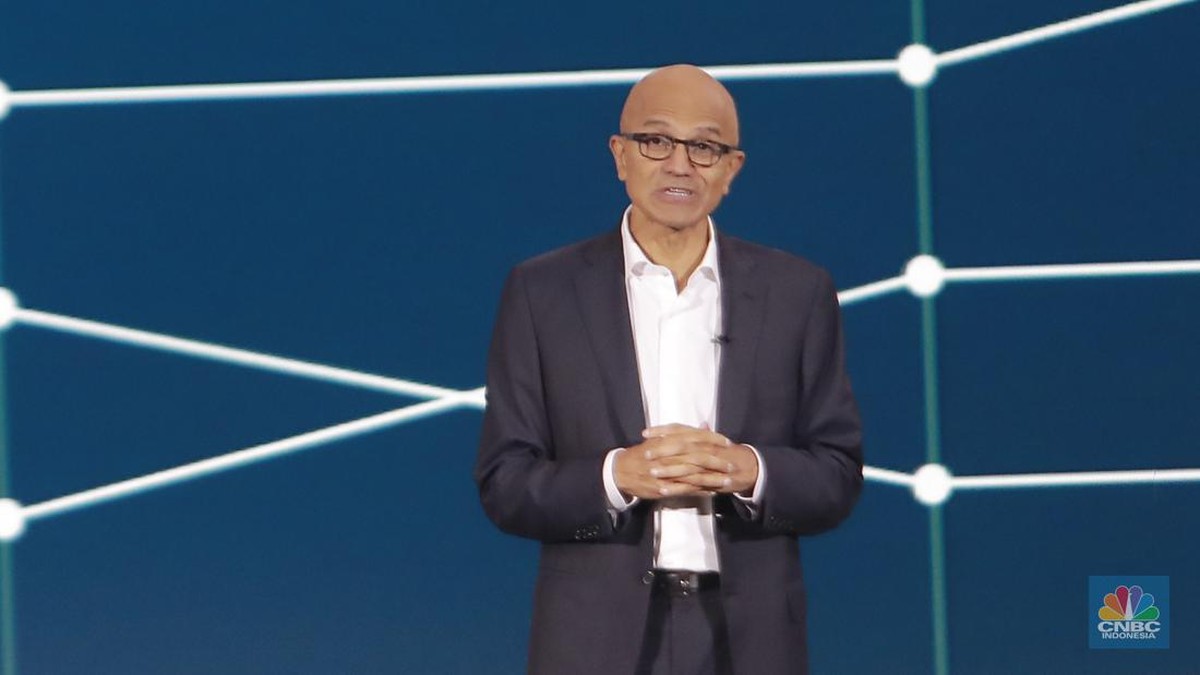 Foto: CEO Microsoft Satya Nadella memberi paparan pada gelaran Microsoft Build: Al Day Jakarta, di Jakarta Convention Center, Jakarta, Selasa (30/4/2024). (CNBC Indonesia/Muhammad Sabki)