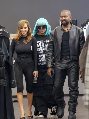 Gaya Fashion North West Curi Perhatian Saat Bersama Ayah dan Ibu Tiri, Tuai Pro dan Kontra