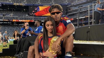 Penyerang timnas Spanyol Lamine Yamal dan Ines Garcia usai Spanyol juara Piala Dunia 2026. Ines mengenakan jersey La Furia Roja dalam pertandingan di MetLife Stadium dinihari WIB tadi. (IG Lamine Yamal)