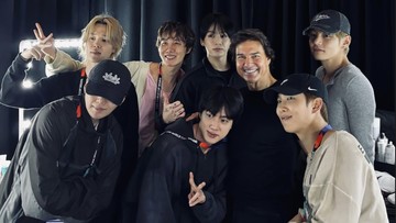 Sama-sama tampil di Halftime Show Final Piala Dunia 2026, BTS foto bareng dengan Tom Cruise. 