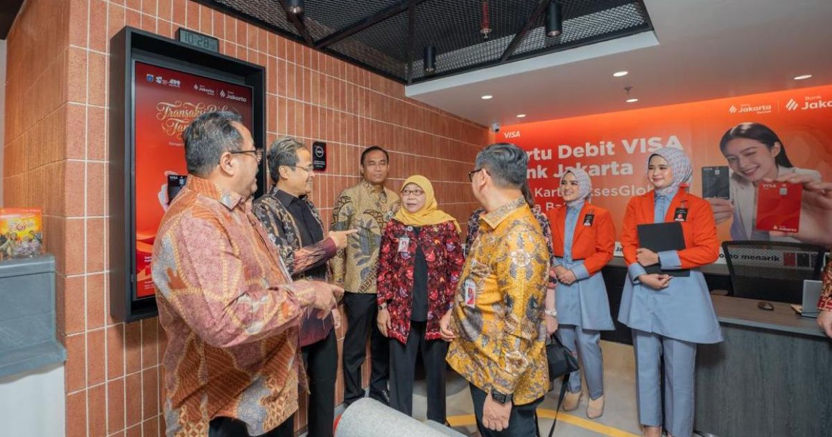 Bank Jakarta hadirkan inovasi eForm di KCP Kebayoran Park untuk mempercepat dan memodernisasi layanan perbankan, memadukan digitalisasi dengan sentuhan manusiawi.