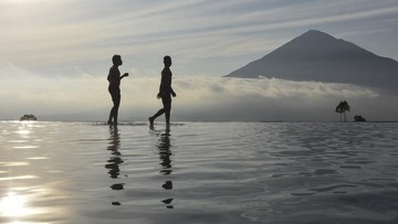 Wisatawan menikmati sunrise di Tepas Papandayan Garut. Foto: ANTARA FOTO/ADENG BUSTOMI