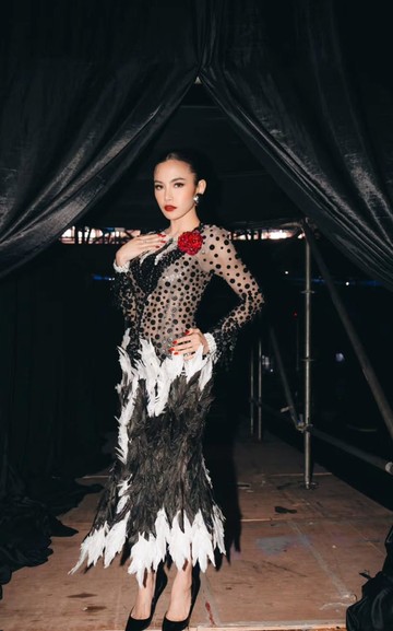 Pesona Mahalini Curi Perhatian di Konser 'Retrospektif', Gaun Unik Berhias Ratusan Kancing Jadi Sorotan