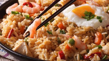 Posisi ke-10 ditempati oleh nasi goreng kunyit yang mendapat rating 3,9. Nasi goreng ini memakai rempah kunyit sebagai bumbu utama sehingga menghasilkan warna kuning cerah dan aroma yang khas. Foto: TasteAtlas