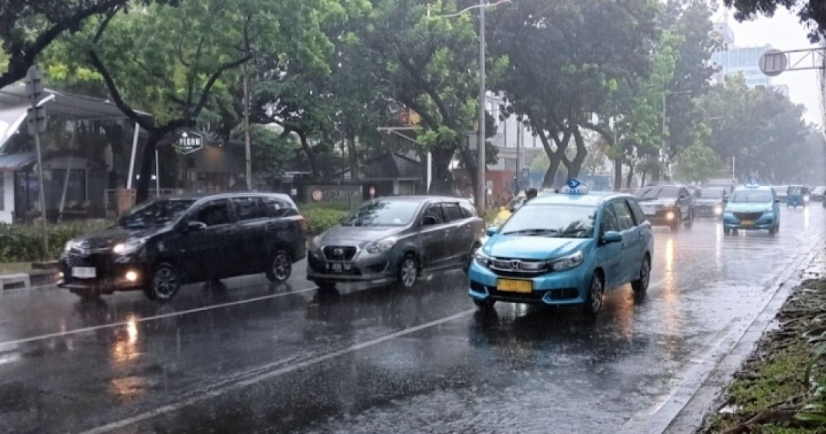 Prakiraan Cuaca Jakarta Hari Ini: BMKG Prediksi Hujan Ringan di Sejumlah Wilayah (Foto: Saat hujan ringan di sebagian wilayah Jakarta/Berita Jakarta)