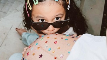 Dalam Instagram miliknya, Eriska Nakesya terlihat mengunggah perut hamil, benarkah sedang mengandung anak kedua? Dalam foto yang diunggah, ia tidak memperlihatkan wajah siapa yang sedang mengandung.  Foto: dok instagram Eriska Nakesya