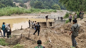 Tim gabungan melakukan razia tambang emas ilegal di kawasan Geopark Merangin. Foto: Dok. Polres Merangin