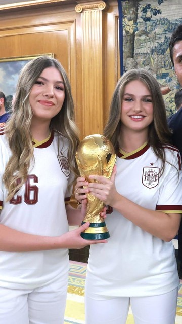 Pesona Putri Leonor dan Sofia Sambut Timnas Spanyol di Istana dengan Gaya Sporty