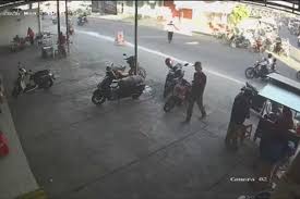 Rekaman Cctv sebelum polisi ditabrak pejar di Simpang 4 Pasar Celep Jalan Samas, Sanden, Bantul, Daerah Istimewa Yogyakarta, Senin (20/7/2026).(Dok Humas Polres Bantul )