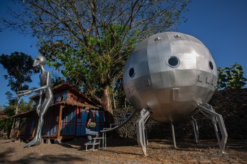 Pengunjung memotret karya yang dipamerkan saat Cosmos Exhibition di Kampung Alien, Nanggulan, Kulon Progo, D.I Yogyakarta, kemarin. ANTARA FOTO/Andreas Fitri Atmoko