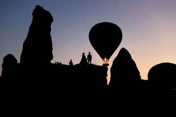 Wisata balon udara di kawasan Cappadocia, Turki, terus menjadi magnet bagi wisatawan dari berbagai penjuru dunia. Selama enam bulan pertama 2026, sebanyak 256.777 wisatawan mengikuti penerbangan balon udara di atas lanskap khas Cappadocia yang terkenal dengan formasi batuan vulkanik dan 