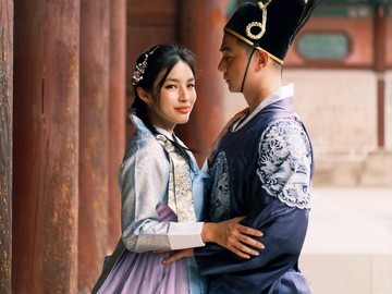 Potret keluarga Chef Arnold berfoto memakai hanbok di Korea. (Foto: dok Instagram tiffanysoetanto)