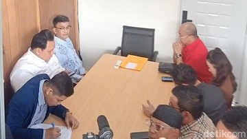 Sarwendah dan Ruben Onsu berhadapan di meja mediasi sidang hak asuh anak. Keduanya didampingi oleh kuasa hukum masing-masing. Sarwendah tampak menunduk. Foto: Muhammad Ahsan Nurrijal/detikcom