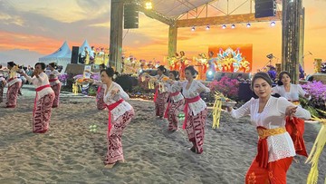 Pembukaan Lovina Festival dimeriahkan oleh pementasan Tari Pendet yang dibawakan secara massal di Pantai Lovina, Buleleng, Jumat (23/8/2024). (Pemkab Buleleng)