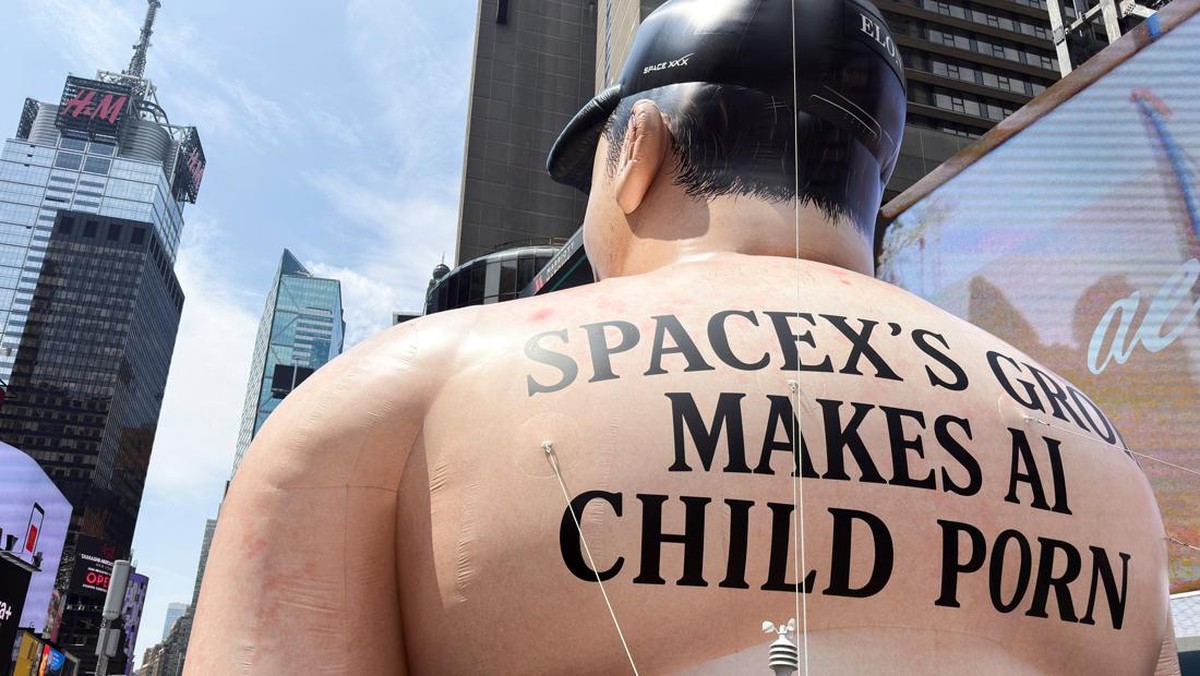 Foto: Sebuah karikatur tiup raksasa Elon Musk berdiri di Times Square mengkritik Grok, chatbot kecerdasan buatan yang dikembangkan oleh xAI, di Kota New York, New York, AS, 11 Juni 2026. (Roselle Chen/Roselle Chen)