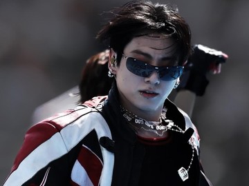 Gaya Bikercore Jungkook BTS Curi Perhatian di Panggung Final Piala Dunia 2026