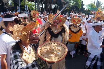 Umat Hindu melaksanakan ritual Nangluk Merana di Desa Penarungan, Badung, Bali, kemarin. ANTARA FOTO/NYOMAN HENDRA WIBOWO