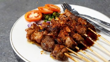 Siapa sangka 'dessert' tradisional Indonesia masuk top 10 daftar 'Best Indonesian foods'. Adalah klepon yang mendapat rating 4,3 di posisi ke-10. Bola-bola kenyal berbahan tepung beras ini diisi gula merah cair yang memberi sensasi 'meledak' saat digigit. Foto: TasteAtlas