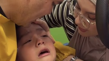 Air Rumi Akbar terlihat sangat senang karena permintaannya untuk khitan dikabulkan Irish Bella dan Haldy Sabri. Dia terlihat bermain dengan adik, Amala dan kakak sambungnya, Syifa menunggu giliran dikhitan. Foto: Instagram @_irishbella_