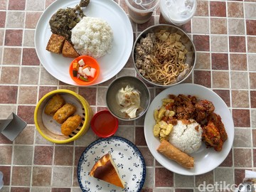 Kantin Putih Melati berada di Jalan Putih Melati, Antasari, Jakarta Selatan. Masuk ke dalam kuliner 'hidden gem' atau tersembunyi, kantin ini menawarkan suasana homey dengan nuansa ala resort yang asri. Foto: detikcom/Riska Fitria