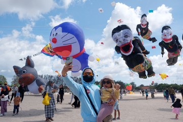 Pantai Mertasari, Sanur, Denpasar, Bali, kembali menjadi pusat perhatian para pecinta layang-layang dunia melalui penyelenggaraan Rare Angon Festival 2026 yang berlangsung pada 23 hingga 26 Juli 2026.  ANTARA FOTO/NYOMAN HENDRA WIBOWO