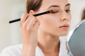Rahasia Mata Memukau: Mengungkap Teknik Eyemaxxing untuk Menonjolkan Warna Alami