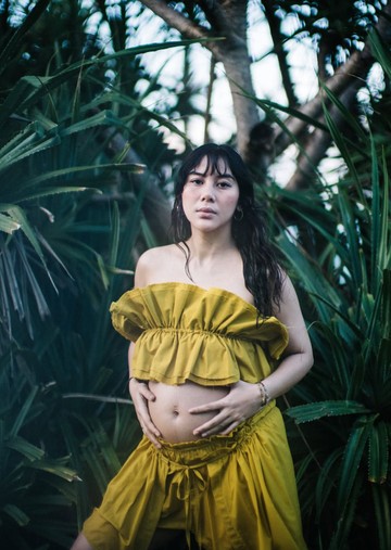 Momen Perdana Adinda Thomas Pamer Kehamilan: Elegan di Pelukan Alam Terbuka