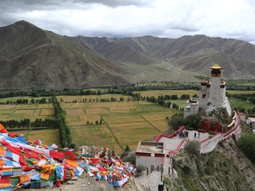 Pengunjung mendatangi Istana Yumbulagang di Kota Shannan, Daerah Otonom Xizang, China, Kamis (23/7/2026). ANTARA FOTO/Desca Lidya Natalia 