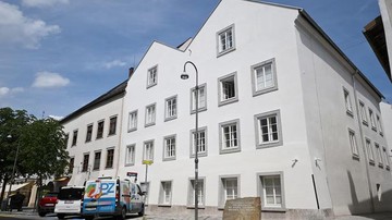 Rumah tempat kelahiran Adolf Hitler di Braunau am Inn, Austria. (REUTERS/Gintare Karpaviciute)