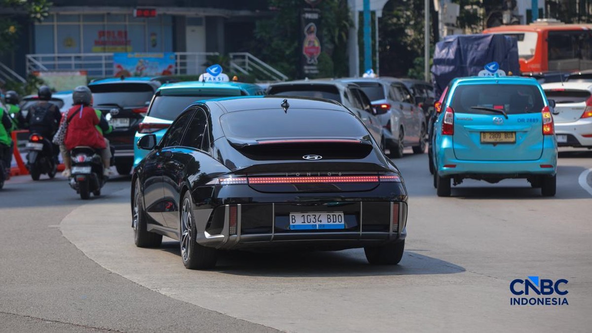 Foto: Mobil listrik melintasi ruas Jalan M.H Thamrin di Jakarta, Kamis (16/7/2026). (CNBC Indonesia/Faisal Rahman)