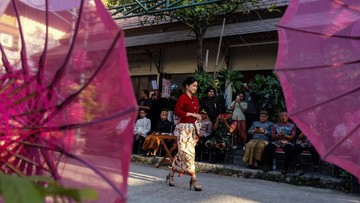 Peragaan busana tersebut menjadi daya tarik tersendiri bagi para pengunjung dan pedagang pasar. Kegiatan ini digelar sebagai bentuk apresiasi terhadap kebaya yang telah menjadi salah satu warisan budaya bangsa sekaligus simbol identitas perempuan Indonesia yang terus dilestarikan dari generasi ke generasi. ANTARA FOTO/Maulana Surya