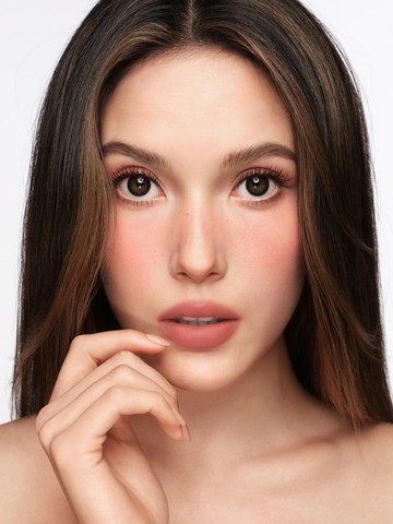 Juara Olimpiade Eileen Gu Rebut Perhatian Global Sebagai Wajah Baru Armani Beauty