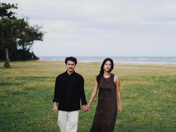 Momen manis Agnes Naomi dilamar Aaron Abia Junias berlangsung di tepi pantai. Aaron tampak berlutut sambil menyodorkan kotak cincin yang disambut Agnes dengan rasa terkejut dan tawa bahagia. (Foto: dok Instagram agnesnaomi)