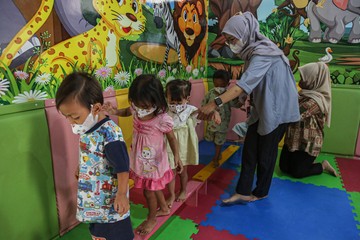 Pengasuh mengajarkan permainan edukatif kepada anak di layanan daycare Rumah Penanganan Stunting Lintas Sektor bagi Baduta (Rumah Pelita) Karangdoro, Semarang, Jawa Tengah. ANTARA FOTO/Makna Zaezar 