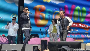 Judika datang bersama sang adik, Tiroy Sihotang sebagai salah satu tamu di Brownis yang berjalan di Lapangan Sunburst, BSD, Tangerang Selatan, Banten, Minggu (26/7/2026). Foto: Pingkan Anggraini/detikcom