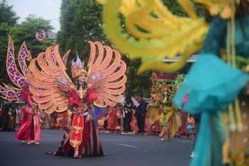 Peserta dari Kota Balikpapan menampilkan atraksinya di Wonderful Archipelago Carnival Indonesia (WACI) dalam rangkaian Jember Fashion Carnaval ke-24 di Jember, Jawa Timur, kemarin. ANTARA FOTO/Seno