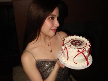 Agatha Chelsea diberikan kue bertuliskan Soon To Be Harvard Girl dan sebuket bunga mawar putih jelang menjadi mahasiswi. Ia diketahui akan melanjutkan S2 di Universitas Harvard. (Foto: dok Instagram agatha_chelsea)