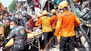 Foto: Evakuasi sopir truk yang terjepit di Pasuruan, Jawa Timur. (Muhajir Arifin/detikJatim)