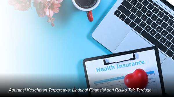Seorang konsultan keuangan profesional sedang menjelaskan dokumen polis asuransi kesehatan kepada pasangan muda di meja kantor yang rapi.