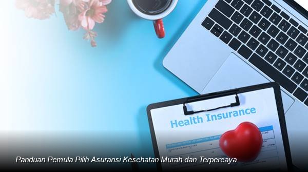 Konsultan keuangan profesional sedang menjelaskan dokumen polis asuransi kesehatan kepada sepasang suami istri muda di meja kantor yang rapi.