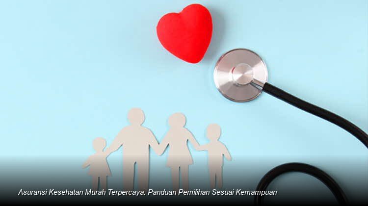Konsultan keuangan profesional sedang menjelaskan dokumen polis asuransi kesehatan kepada sepasang suami istri muda di ruang pertemuan yang terang.