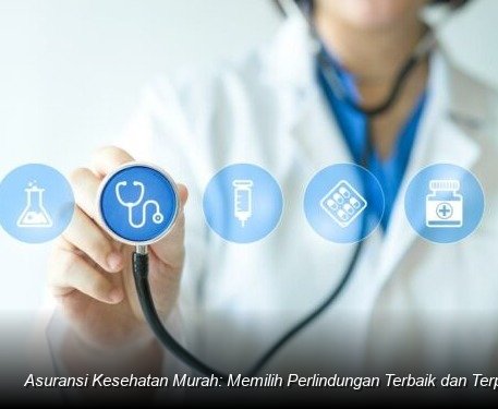 Seorang konsultan keuangan profesional tersenyum sambil menjelaskan dokumen polis asuransi kepada sepasang suami istri di meja kerjanya.