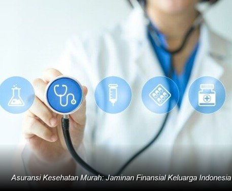 Konsultan keuangan profesional sedang menjelaskan dokumen polis asuransi kesehatan kepada sepasang suami istri muda di meja kerjanya.
