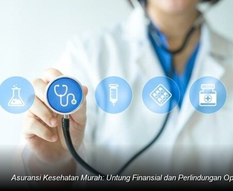 Konsultan keuangan profesional sedang menjelaskan dokumen polis asuransi kesehatan kepada sepasang suami istri muda di meja kantor yang rapi.