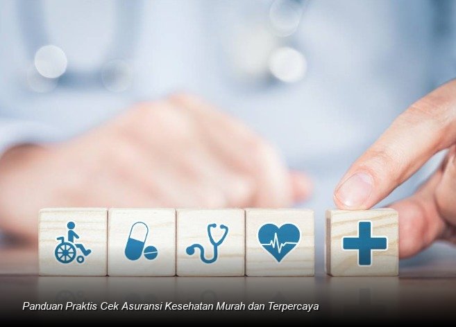 Konsultan keuangan profesional sedang menjelaskan dokumen polis asuransi kesehatan kepada sepasang suami istri yang tampak lega dan tersenyum di sebuah meja kantor.