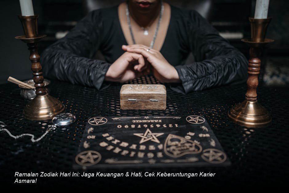 Ilustrasi galaksi biru tua dengan simbol-simbol rasi bintang emas yang bersinar terang.
