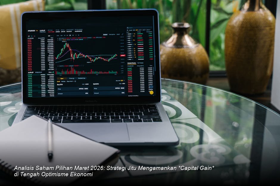 Foto modern bursa saham dengan layar monitor menampilkan grafik *candlestick* berwarna hijau yang mengarah ke atas, melambangkan optimisme pasar.