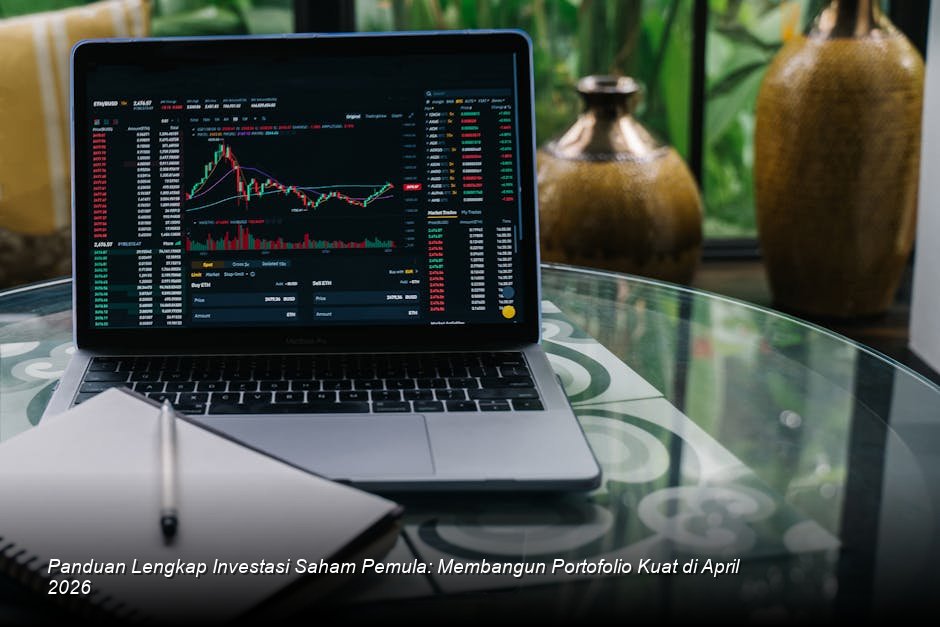 Grafik lilin (candlestick chart) saham berwarna hijau cerah yang menunjukkan tren kenaikan signifikan di layar monitor bursa saham modern.