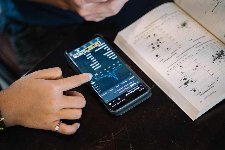 Grafik pertumbuhan portofolio investasi digital yang meningkat tajam di atas layar smartphone modern dengan latar belakang gedung perkantoran.